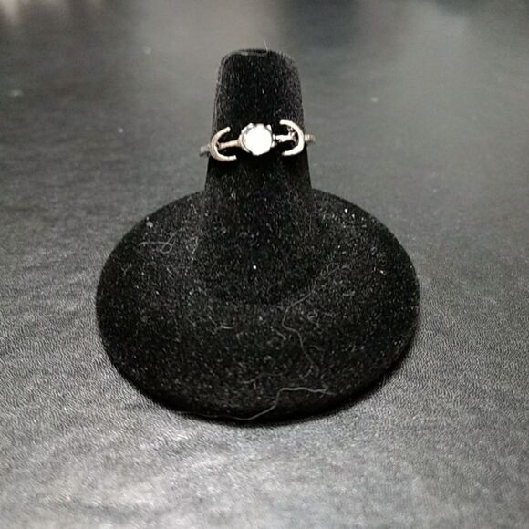 *Sale* Silver tone ring with stone size 5 - Picture 1 of 6